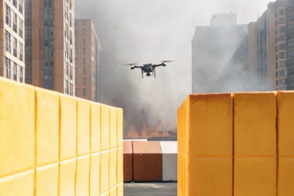 Drone urban navigation Drone flying through urban obstacle course with smoke (ID#5)