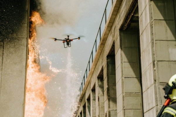 Extreme heat drone Drone battling extreme heat with water spray (ID#5)