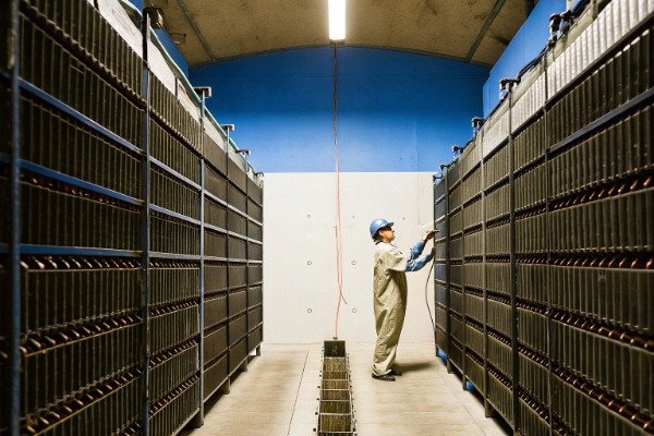 Battery safety bunker Battery safety bunker with racks and worker (ID#2)