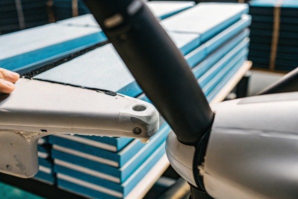 أجزاء الطائرة بدون طيار صورة مقربة لذراع الطائرة بدون طيار وأجزاء المروحة (ID#3)