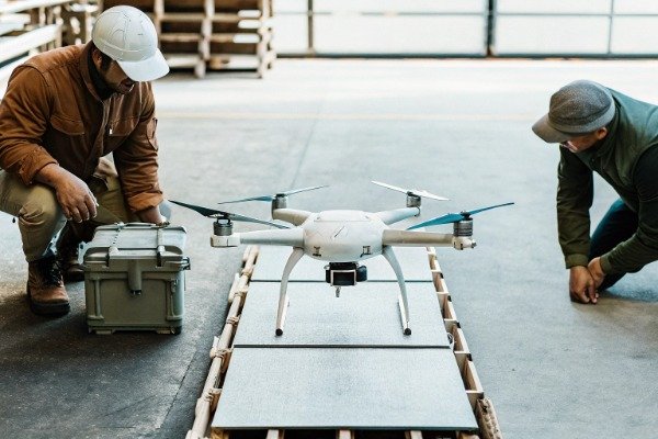 الفحص بالطائرة بدون طيار فنيون يفحصون طائرة بدون طيار على منصة العينة الذهبية (ID#5)