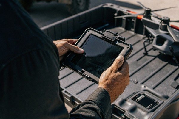 فني طائرات بدون طيار يتعامل مع معدات مكافحة الحرائق (ID#1)