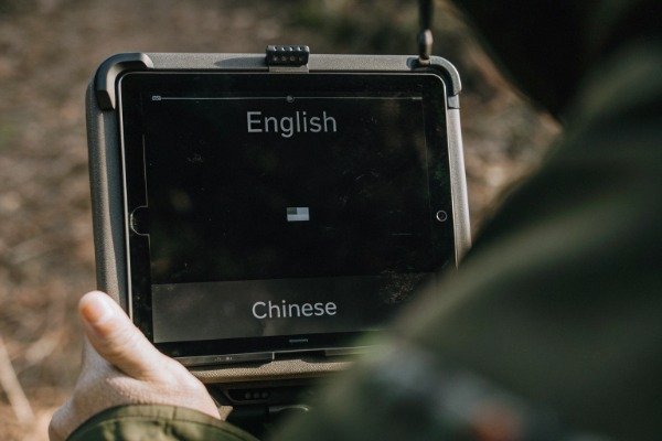 واجهة البرنامج واجهة برنامج طيران الطائرة بدون طيار تظهر باللغتين الإنجليزية والصينية (ID#3)