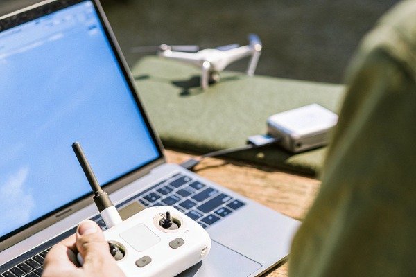 إعداد التحكم في الطائرة بدون طيار جهاز كمبيوتر محمول وجهاز تحكم عن بُعد للطائرة بدون طيار عن قرب (ID#3)