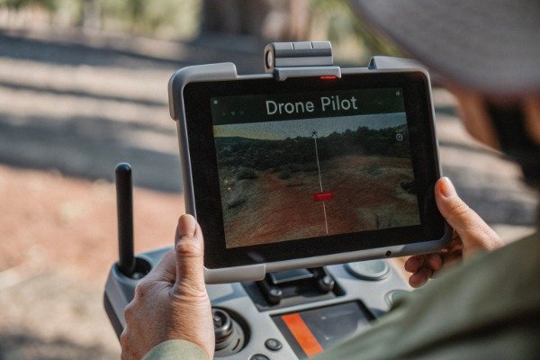 Pilot remote screen Drone pilot using remote control screen (ID#4)