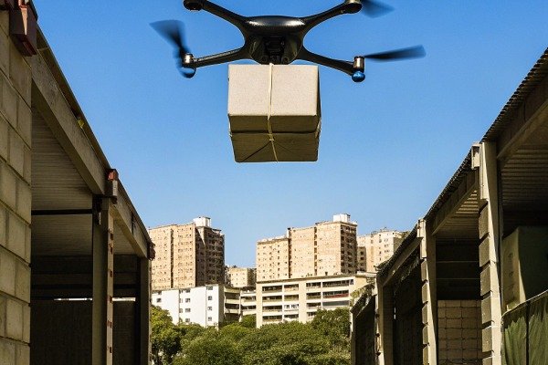 توصيل الطائرات بدون طيار طائرة بدون طيار تقوم بتوصيل الطرود في منطقة حضرية (ID#5)
