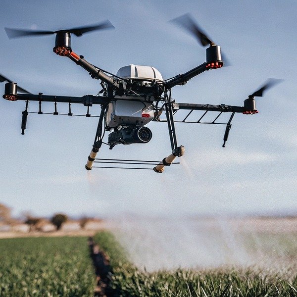 Landwirtschaftliche Drohne beim Sprühen von Pflanzen auf einem Feld (ID#1)
