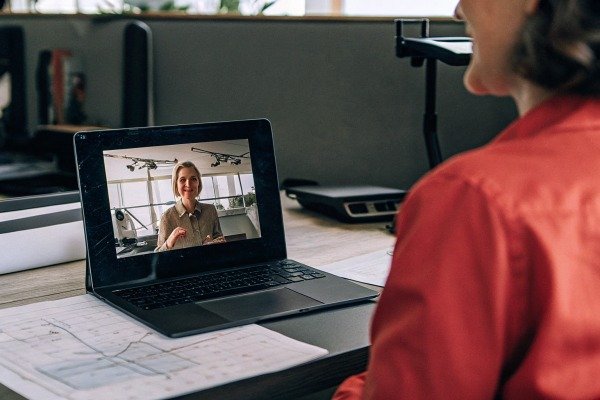 Videokonferenz Woman video conferencing on laptop (ID#5)