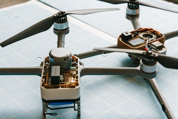 Close-up of drone parts and propellers (ID#4)