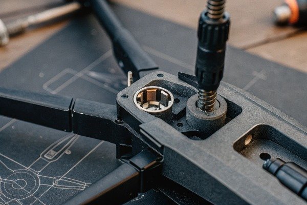 أجزاء الطائرة بدون طيار Drone arm and mechanical parts close-up (ID#3)