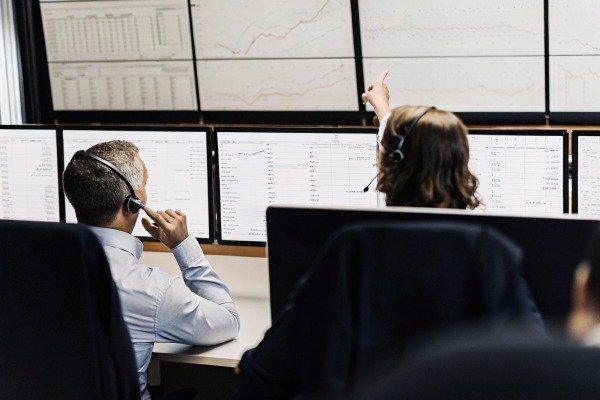 Team monitoring data on multiple screens (ID#3)