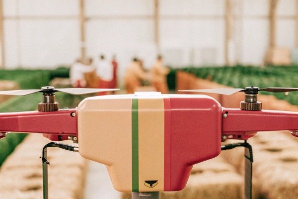 Primer plano del rotor del dron Primer plano de los brazos del rotor del dron en interiores (ID#2)