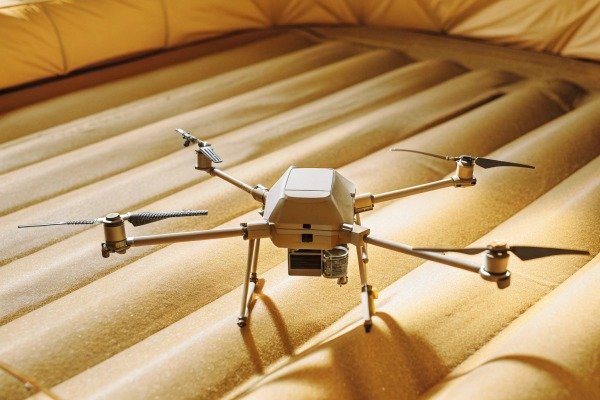 Dron sobre una superficie Dron sobre superficie dorada con hélices (ID#3)