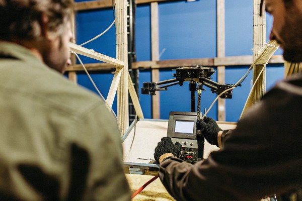 منظر عن قرب لكاميرا طائرة بدون طيار ذات تقنية عالية ونظام انحراف (ID#2)