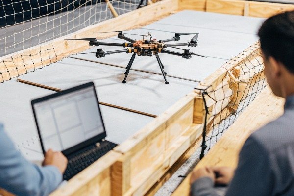 طائرة مسيرة صغيرة الحجم قابلة للطي موضوعة على طاولة خشبية جاهزة للطيران (ID#5)