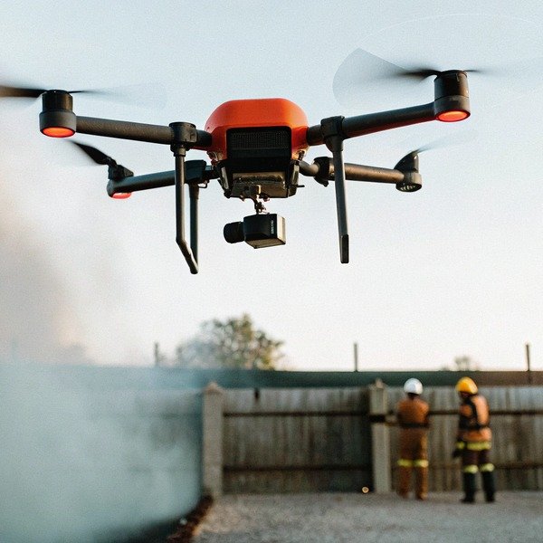 Professionelle Drohne fliegt über eine malerische Landschaft für Luftaufnahmen (ID#1)