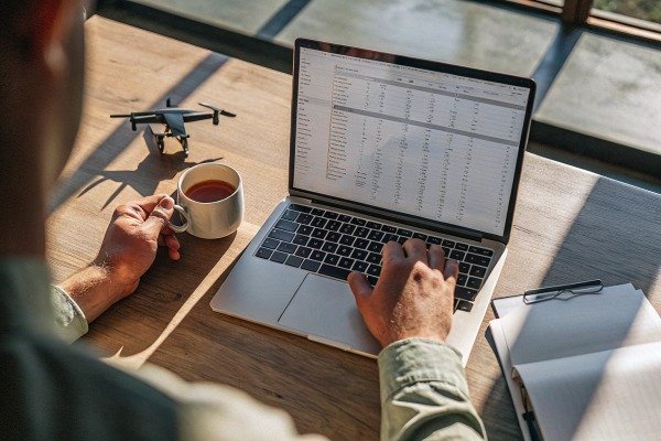 Close-up van een hightech cameralens en gimbal-systeem voor een drone (ID#2)
