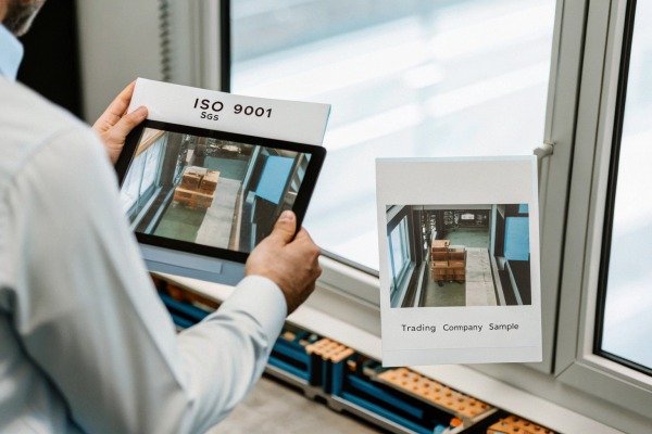 طائرة حديثة بدون طيار تحلق فوق المناظر الطبيعية الخلابة لأغراض المسح الجوي (ID#2)