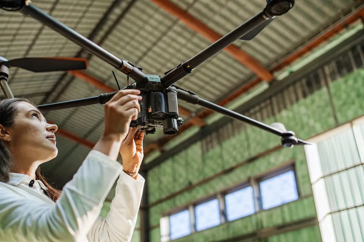 Comment évaluer les conceptions d'hélices à faible bruit lors de l'approvisionnement en drones de lutte contre les incendies ?